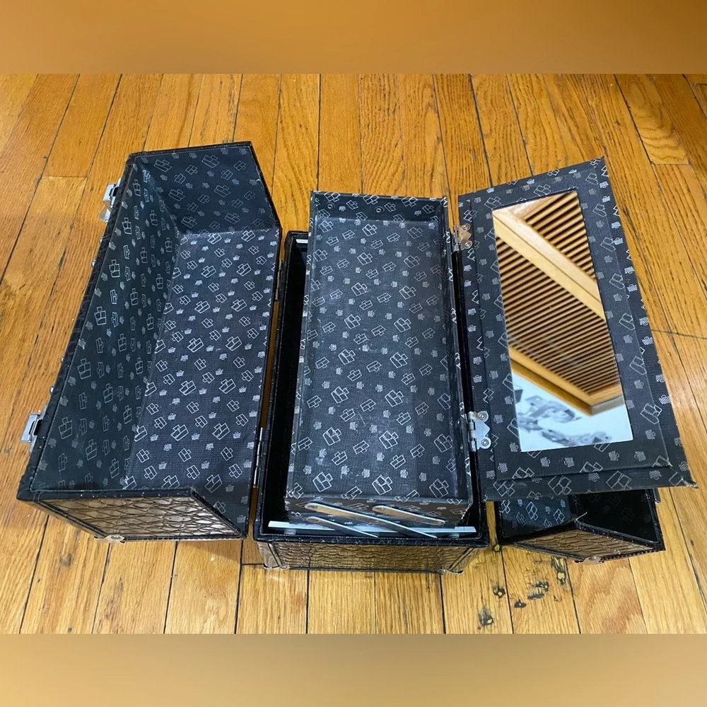 Croc-textured Caboodles case with mirror